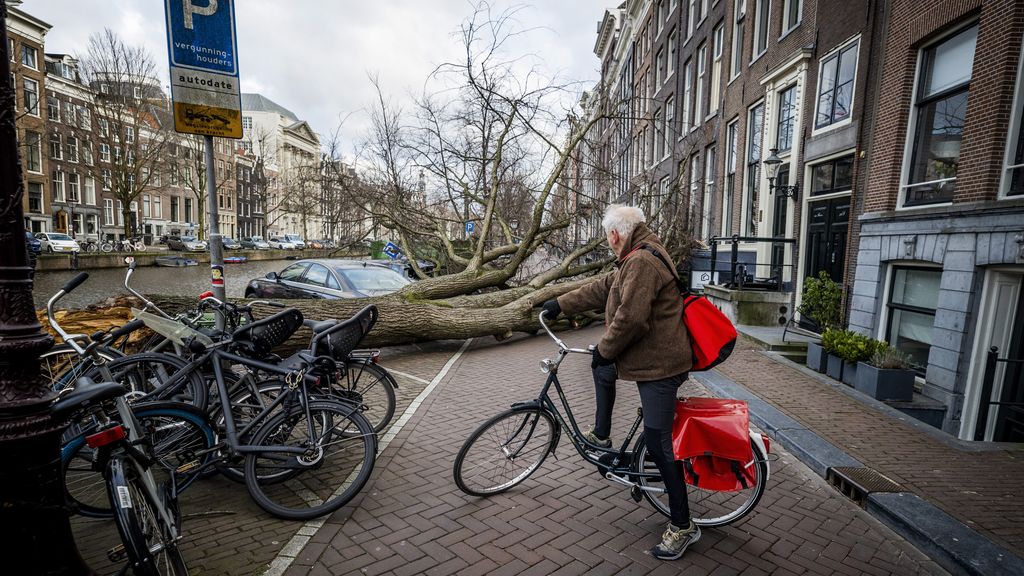 Onstuimige zaterdag door ex-orkaan Humberto, veel evenementen afgelast