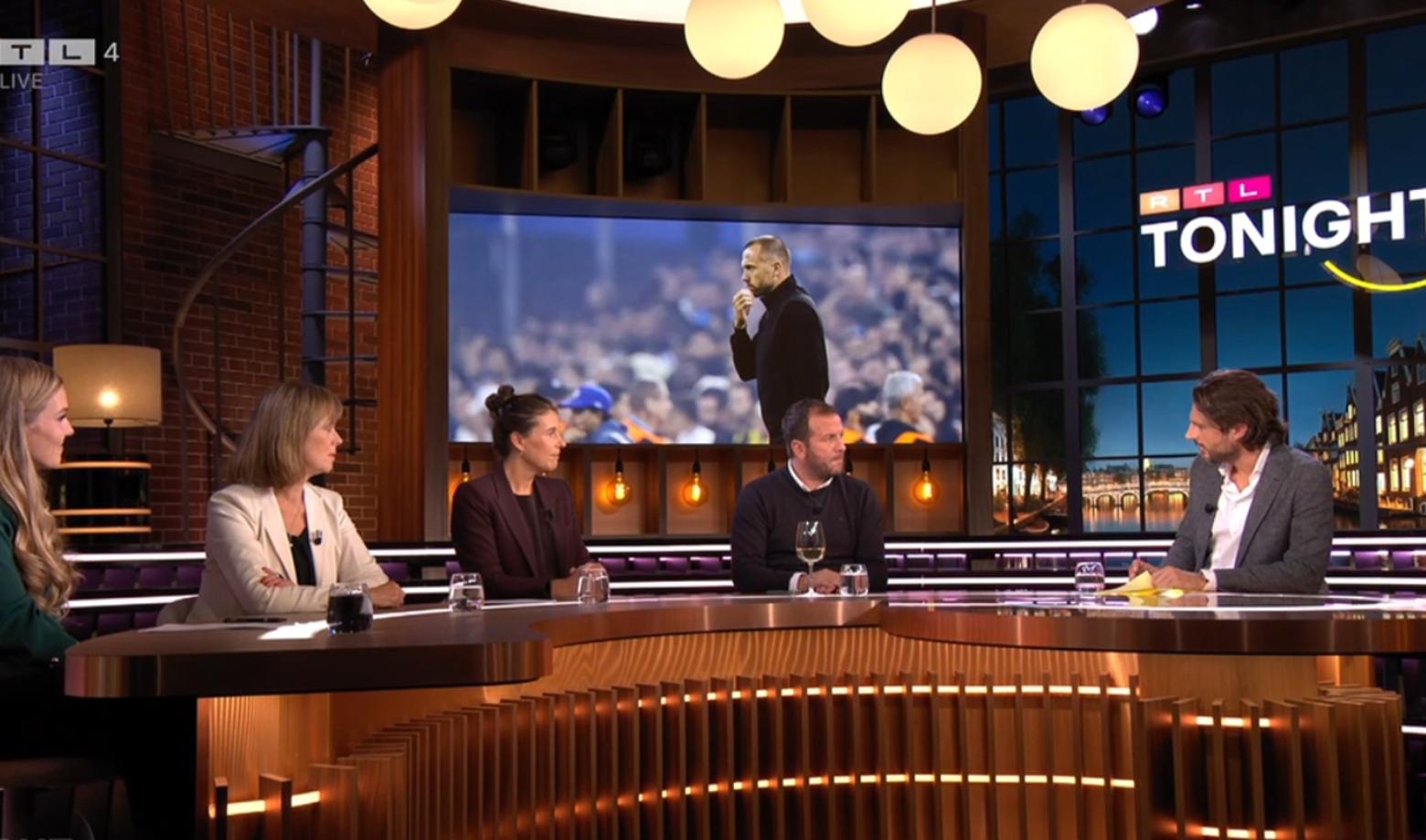 Van der Vaart verwacht ontslag ‘vriend’ Heitinga, Renze: ‘Weet je dat al?’