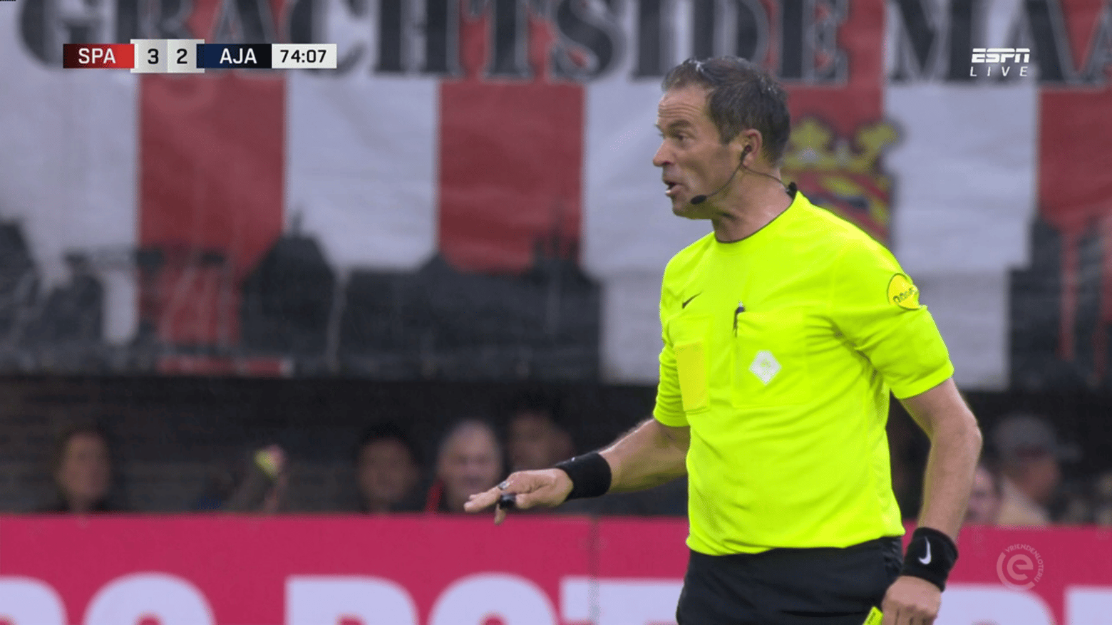 Bas Nijhuis is het spuugzat en intimideert Ajax-trainer John Heitinga