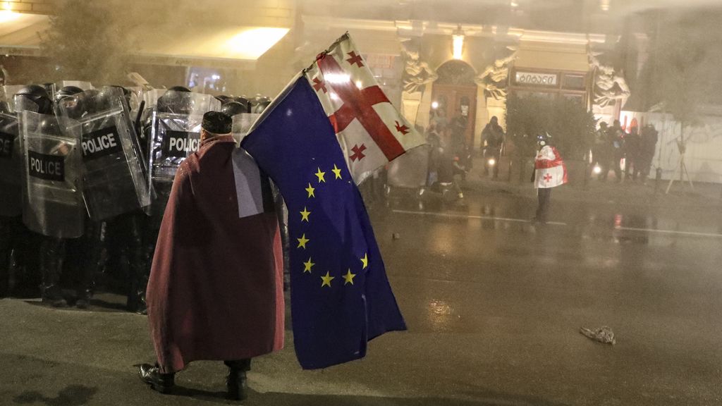 Demonstranten bestormen presidentieel paleis Georgië, politie grijpt hard in