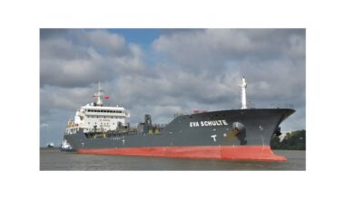 Tanker op drift voor Nederlandse kust in onstuimig weer, poging tot sleepactie