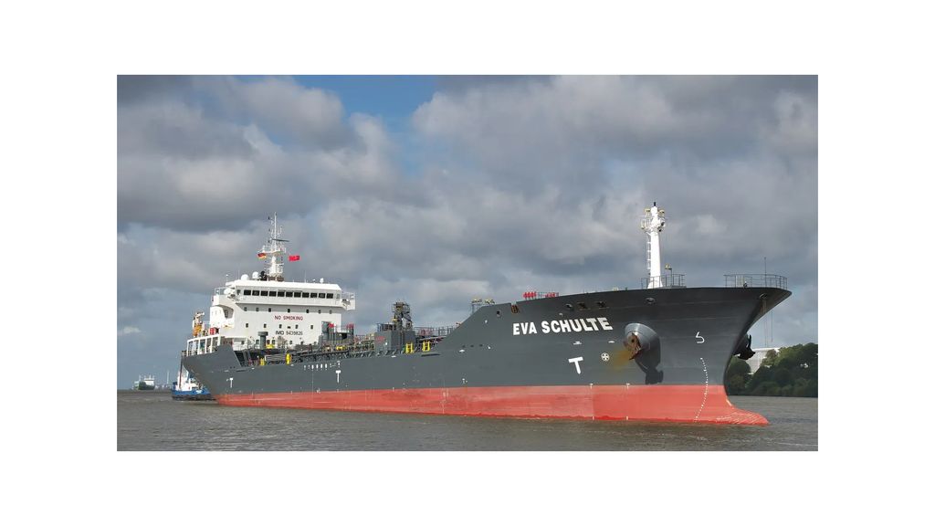 Tanker op drift voor Nederlandse kust in onstuimig weer, poging tot sleepactie