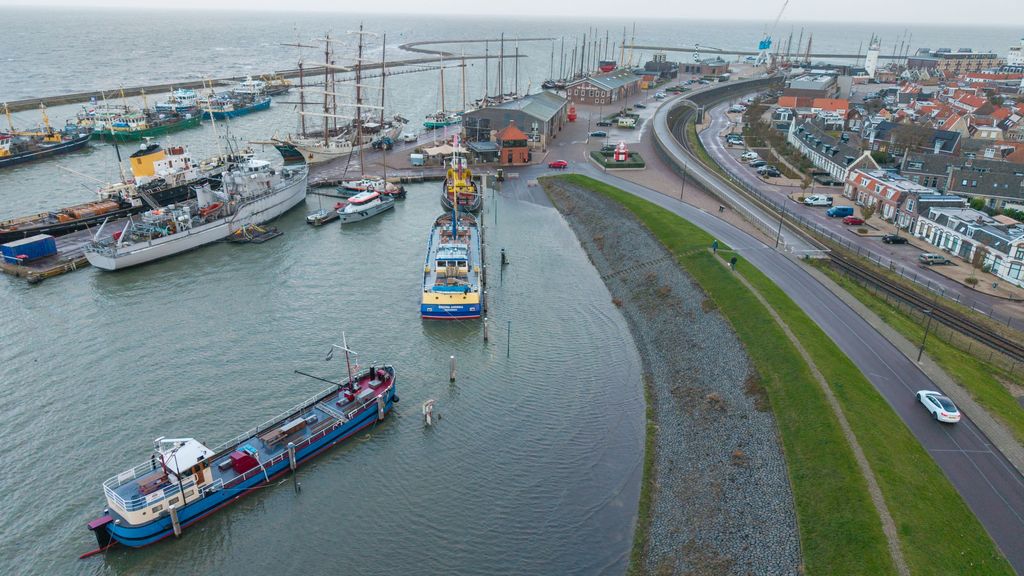 Harde wind leidt tot hoogwater op meerdere plekken, veerboten uit de vaart