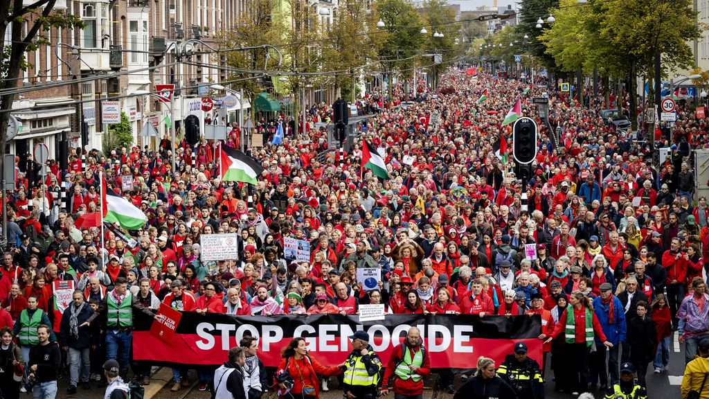 Massaal Rode Lijn-protest in Amsterdam, organisatie telt 250.000 betogers