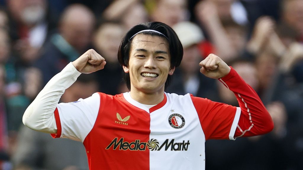 Eredivisietopscorer Ueda schiet koploper Feyenoord laat langs Utrecht