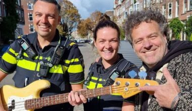 Oud-bassist Kane krijgt gestolen basgitaar na 13 jaar terug