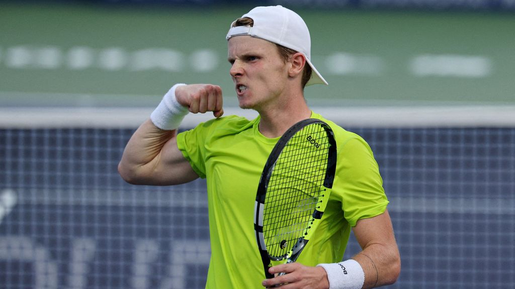 De Jong komt na dappere strijd niet langs Auger-Aliassime in snikheet Shanghai