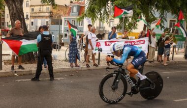 Veelbesproken wielerploeg schrapt 'Israel' uit teamnaam, topman doet stap opzij