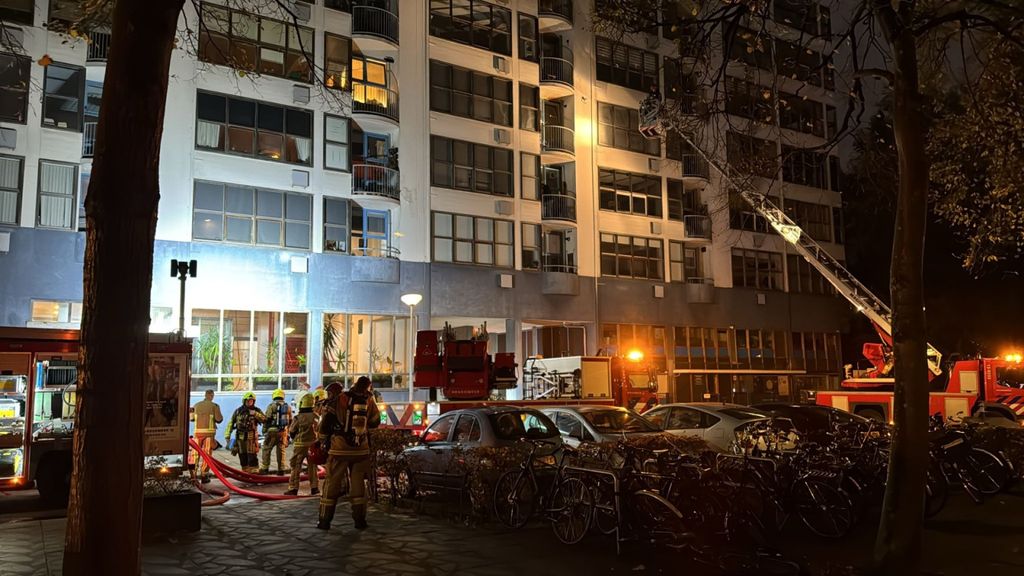 Brand in flat Amsterdam Nieuw-West, circa honderd woningen ontruimd