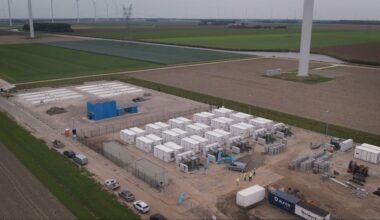 Steeds meer reuzebatterijen aan het stroomnet: 'Parkeerplek voor groene stroom'