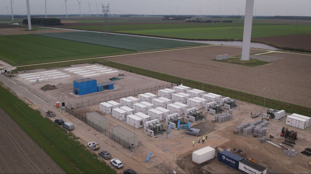 Steeds meer reuzebatterijen aan het stroomnet: 'Parkeerplek voor groene stroom'