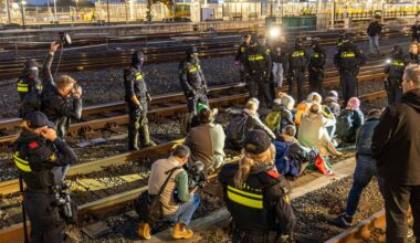 Treinverkeer Amsterdam Centraal korte tijd stil na XR-actie op het spoor