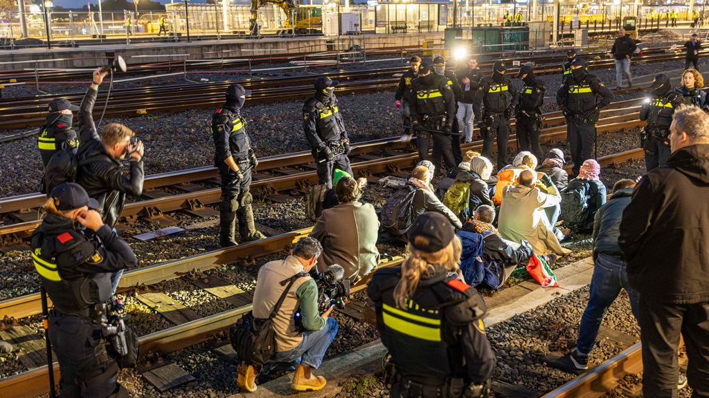 Treinverkeer Amsterdam Centraal korte tijd stil na XR-actie op het spoor