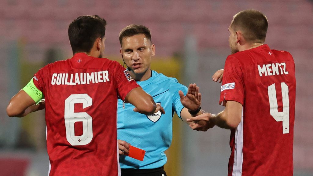 geen land pakte zo veel rode en gele kaarten als Malta