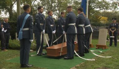 Britse vliegeniers na 82 jaar begraven in Workum