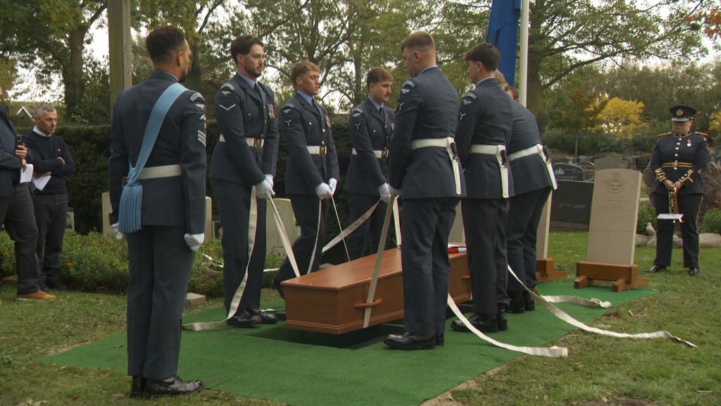 Britse vliegeniers na 82 jaar begraven in Workum