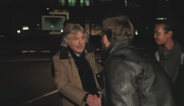 Tim Hofman stomverbaasd na ontmoeting met Johan Derksen, die hem 'eikel eerste klas' noemde