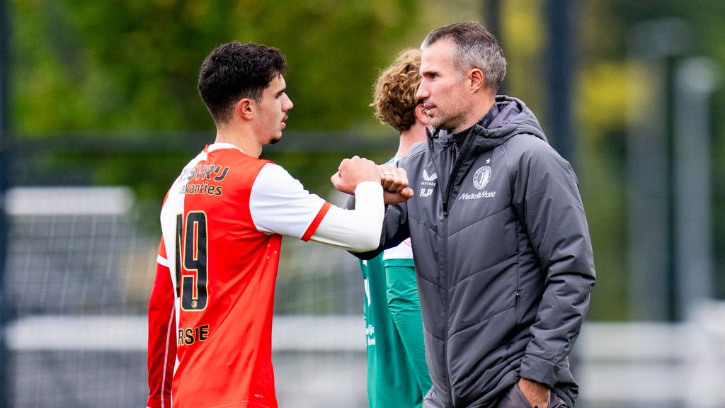 Van Persie ziet zoon Shaqueel scoren bij officieus debuut voor Feyenoord