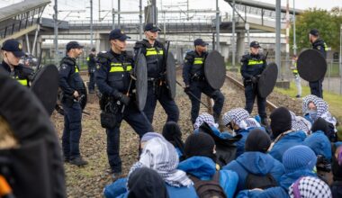 Actievoerders blokkeren spoor Rotterdamse haven, politie grijpt in