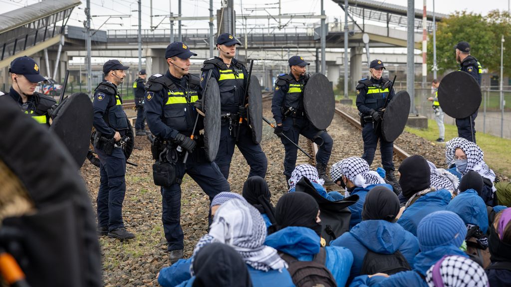 Actievoerders blokkeren spoor Rotterdamse haven, politie grijpt in