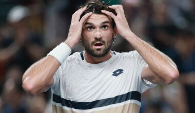 Toernooisensatie Vacherot klopt ook strompelende Djokovic en is finalist in Shanghai