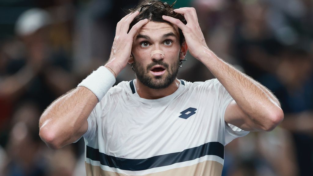 Toernooisensatie Vacherot klopt ook strompelende Djokovic en is finalist in Shanghai