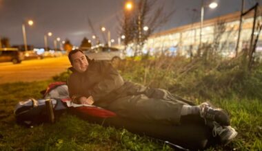 Barendrechtse wethouder slaapt buiten om aandacht te vragen voor dakloosheid