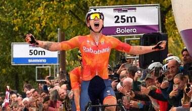 Wiebes klopt en onttroont Vos in zinderende eindsprint op WK gravel