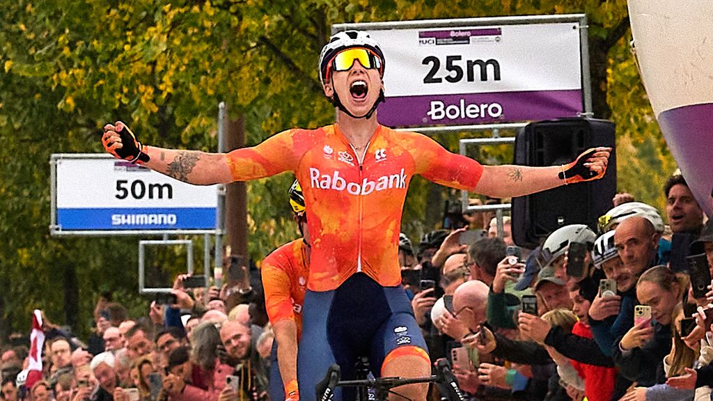 Wiebes klopt en onttroont Vos in zinderende eindsprint op WK gravel