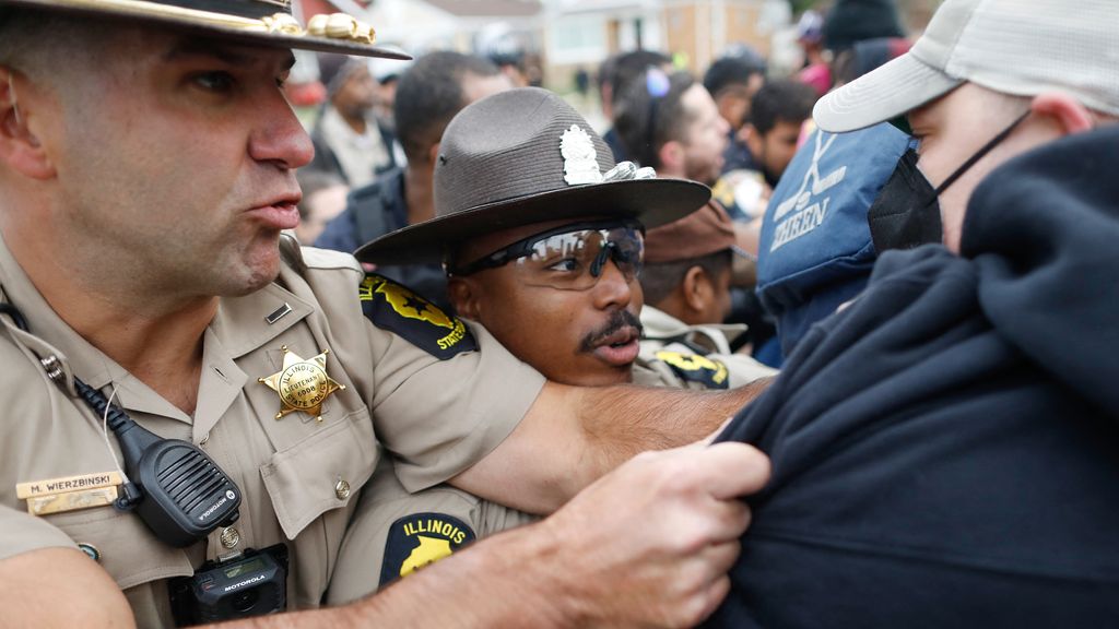 Spanningen en protest in Chicago: 'Juist Trump creëert oorlogssfeer'