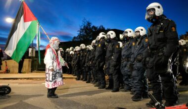 Protestmars voor voetbalduel Noorwegen-Israël, Palestijnse vlaggen en veldbestormer in stadion