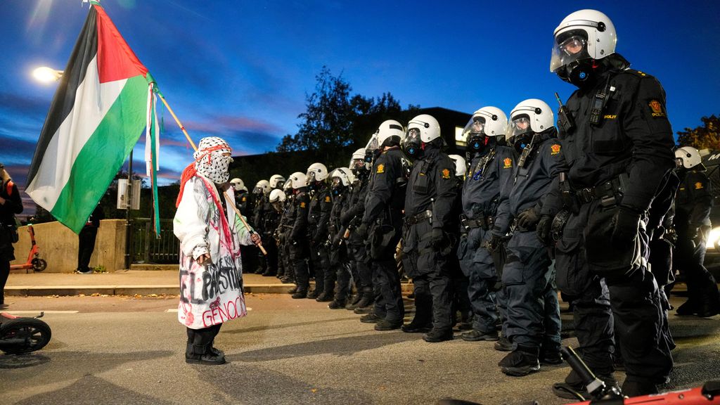 Protestmars voor voetbalduel Noorwegen-Israël, Palestijnse vlaggen en veldbestormer in stadion