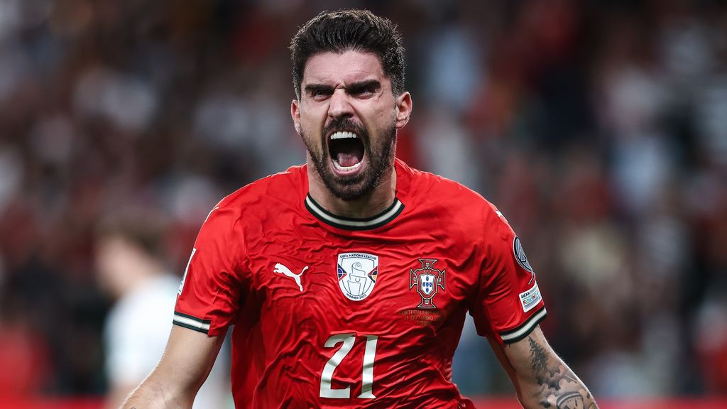 Ronaldo mist strafschop, maar Portugal sleept in blessuretijd zege binnen