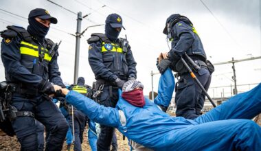 ME maakt einde aan spoorblokkade haven Rotterdam, honderden aanhoudingen
