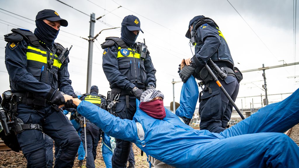 ME maakt einde aan spoorblokkade haven Rotterdam, honderden aanhoudingen