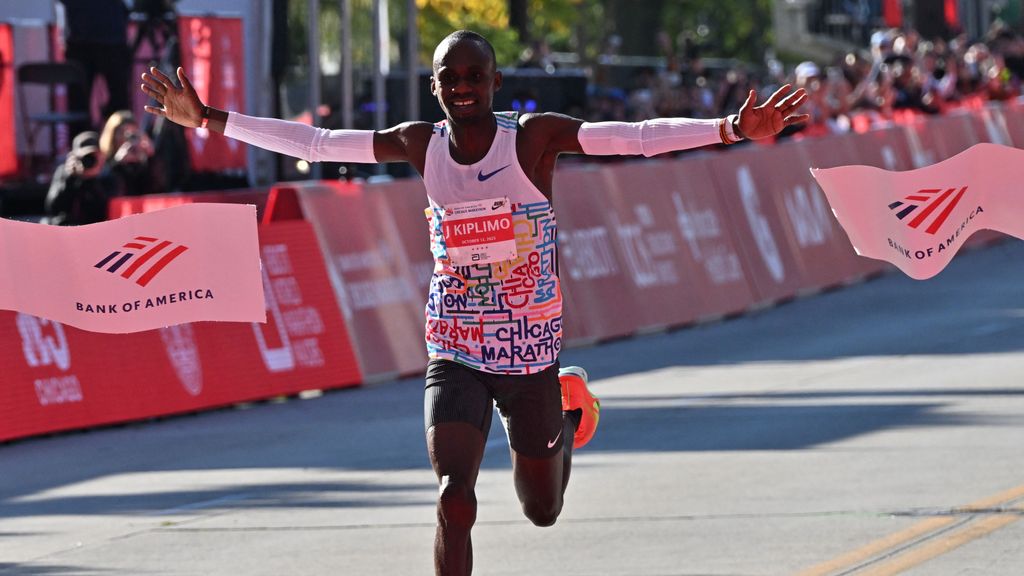 Razendsnel gestarte Kiplimo wint marathon Chicago, ook eerste majorzege Feysa