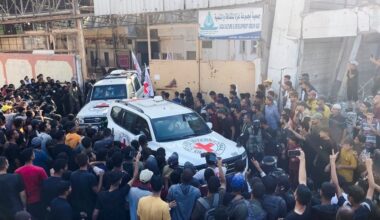 Eerste zeven gijzelaars vrijgelaten door Hamas, 1966 Palestijnse gevangenen onderweg