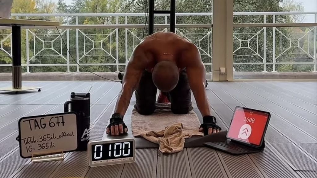 Man pakt wereldrecord met extra zware push-ups