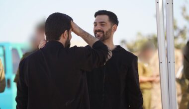 laatste 13 levende gijzelaars onderweg naar Israël • Palestijnse gevangenen onderweg