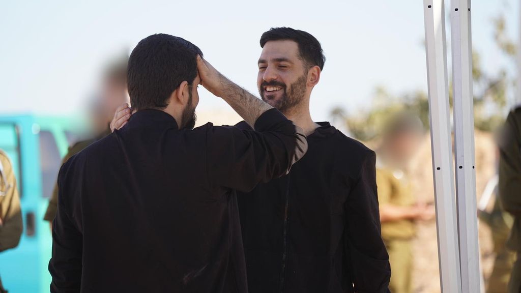 laatste 13 levende gijzelaars onderweg naar Israël • Palestijnse gevangenen onderweg