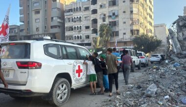 Alle nog levende gijzelaars vrijgelaten door Hamas, eerste bussen Palestijnen vertrokken naar Gaza