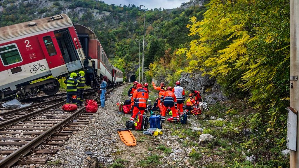 Twee treinen botsen in Slowakije, zeker twintig gewonden gemeld