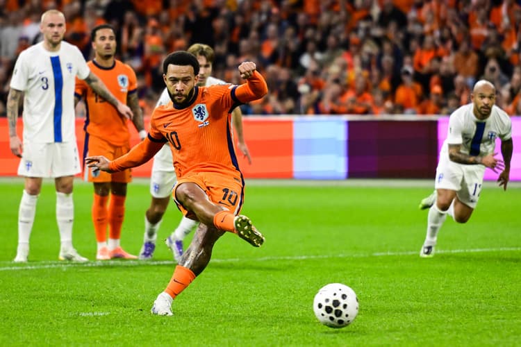 Memphis Depay benutte tegen Finland een strafschop.