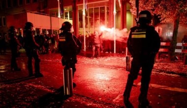 Demonstraties voor en tegen azc's in Houten en Uithoorn, ME grijpt in