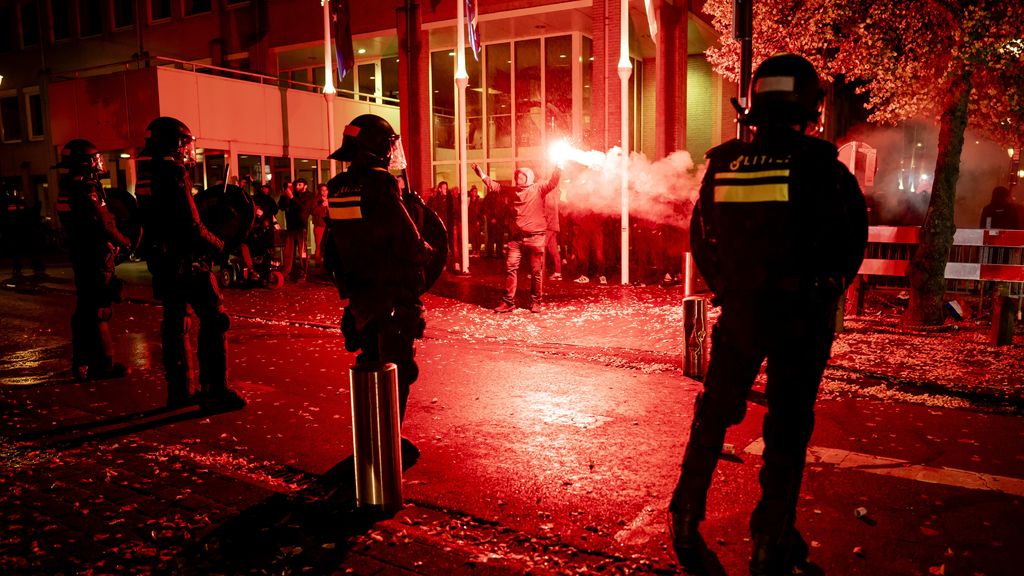 Demonstraties voor en tegen azc's in Houten en Uithoorn, ME grijpt in