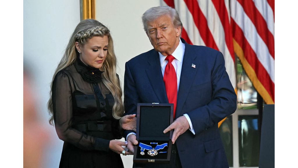 Trump geeft Charlie Kirk postuum hoge onderscheiding