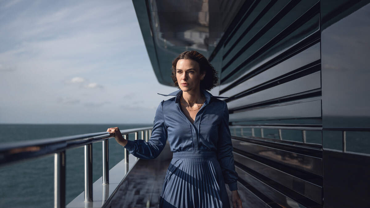 RECENSIE. Onze man werd in de val gelokt door Keira Knightley: “’The woman in cabin 10’ wil zelfs niet dat je aandachtig kijkt”