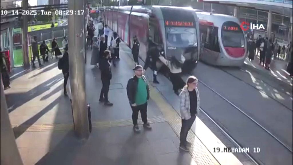 vrouw wordt bijna aangereden door tram