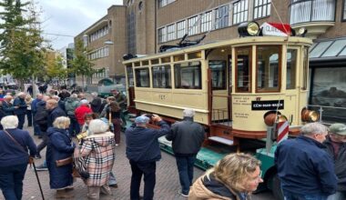 Volledig gerestaureerde tram na bijna eeuw weer even terug in Enschede