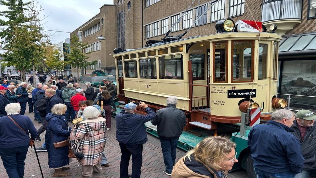 Volledig gerestaureerde tram na bijna eeuw weer even terug in Enschede